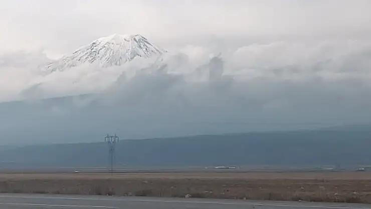 Ağrı Dağı'nda mevsimin ilk kar yağışı