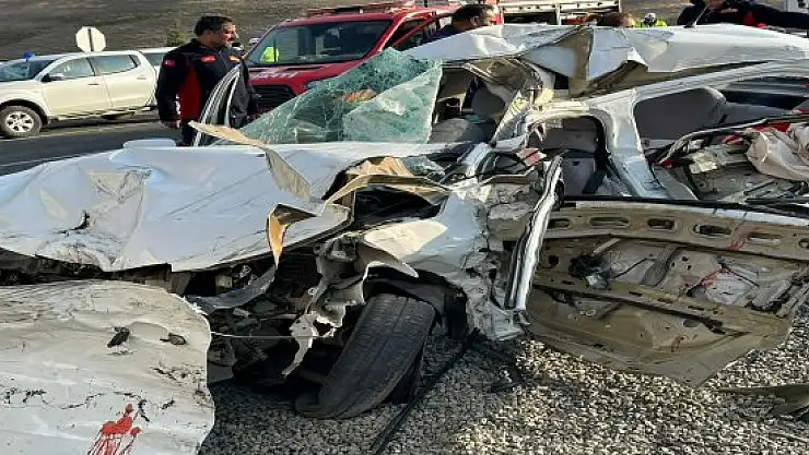 Ağrı'da kamyonla otomobil çarpıştı 2 ölü, 2 yaralı