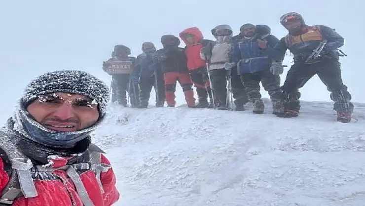 Dağcılar dondurucu soğukta Ağrı Dağı'na tırmandı