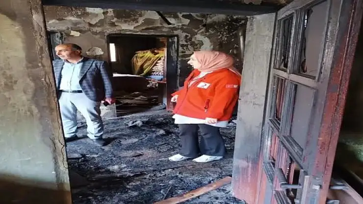 Ağrı'da çıkan yangında bir ev küle döndü