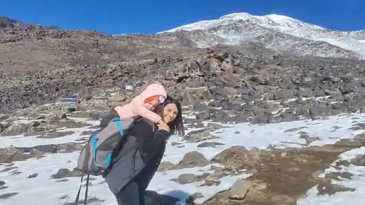 Minik Nisa annesiyle Ağrı Dağı zirvesine çıktı