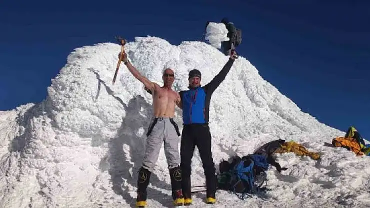 Ağrı Dağı zirvesinde kar banyosu