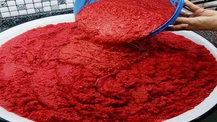 Kış hazırlığı yapan kadınların salça mesaisi başladı