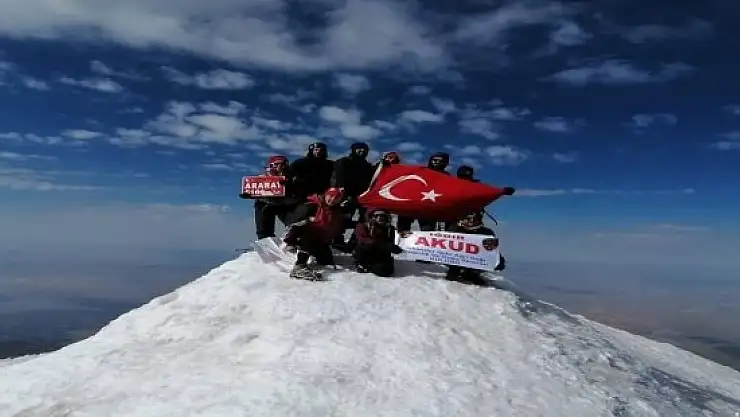 Cumhuriyet'in 100. yılı Ağrı Dağı zirvesinde kutlandı