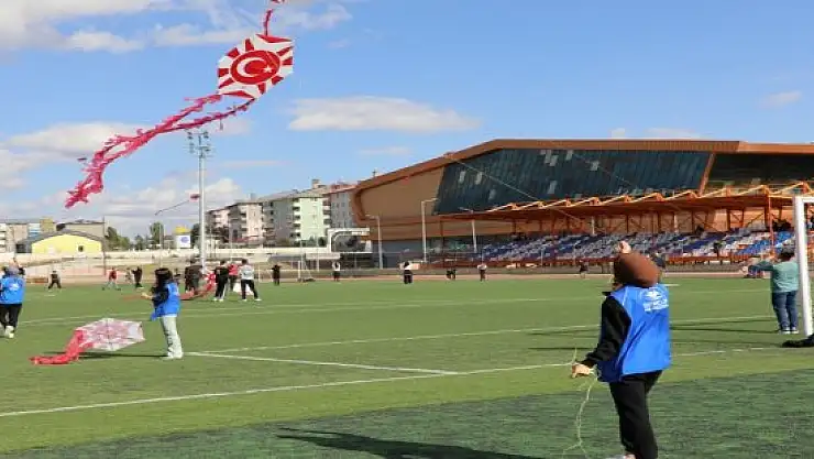 Ağrı'da Cumhuriyetin 100. yılı coşkusu uçurtmalarla yaşandı