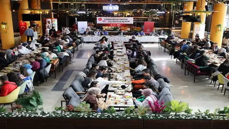 Ağrı Valisi Koç, Cumhuriyetin 100. yılında gençlerle bir araya geldi