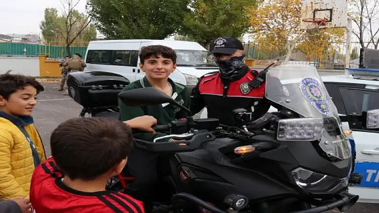 Ağrı'da Cumhuriyet'in 100'üncü yılında polis araçları öğrencilerle buluştu