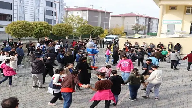 Polisten özel öğrencilere yaş pasta ve halay sürprizi