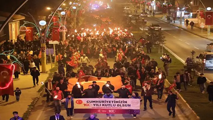 Ağrı'da Cumhuriyet'in 100. yılı coşkusu: Vatandaşlar 150 metrelik dev bayrakla yürüdü
