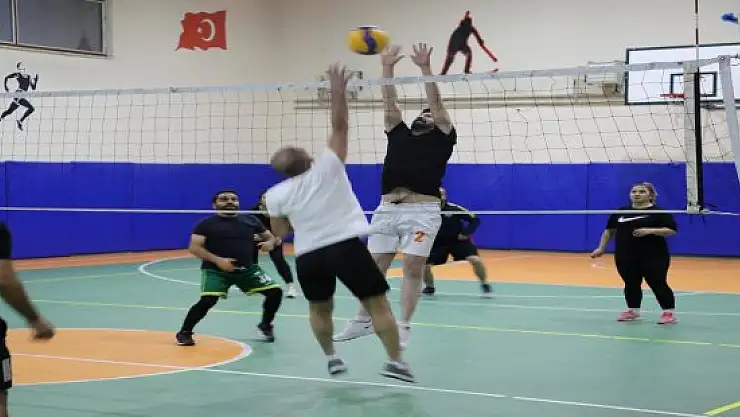Ağrı'da öğretmenler voleybol turnuvasında ter döktü