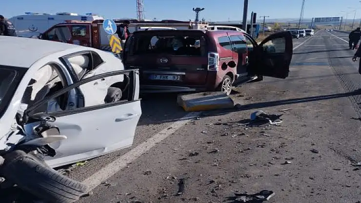 Ağrı'da iki otomobil çarpıştı 7 yaralı