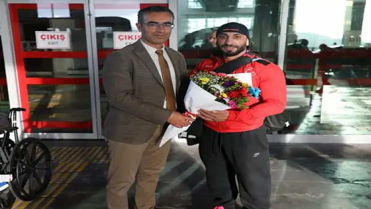 Dünya üçüncüsü engelli sporcu memleketinde coşkuyla karşılandı