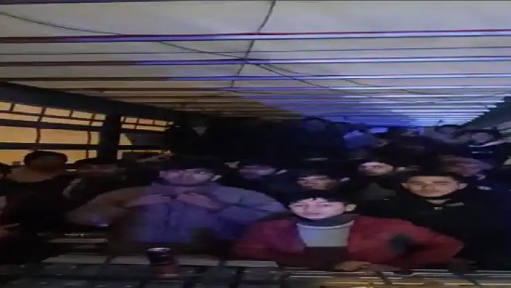 Tırın dorsesinde 48 düzensiz göçmen çıktı