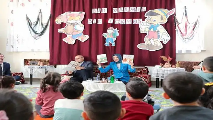 Vali Koç ve eşi, miniklere masal okudu