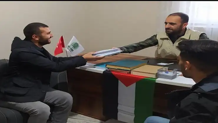 Yapılan kermesin parasını Gazze'ye ulaştırılmak üzere Ağrı Umut Kervanı'na teslime ettiler