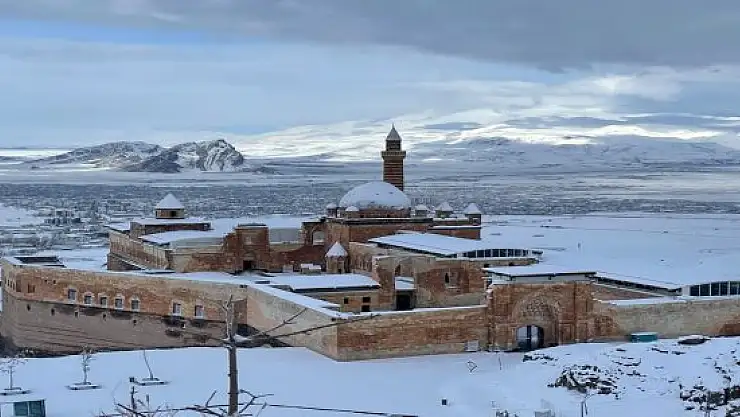 İshak Paşa Sarayı, karla kaplı görüntüsüyle büyülüyor
