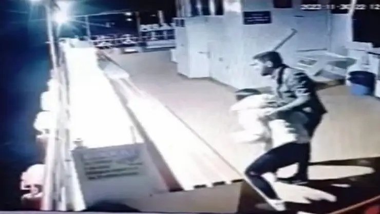 Feribottan kendisini aşağıya attı