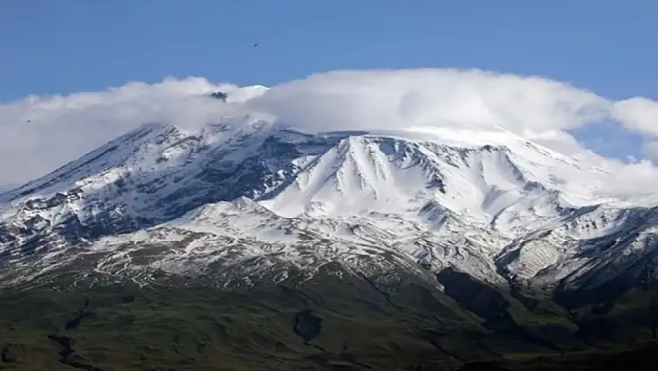 Ağrı Dağı her mevsim ayrı güzel