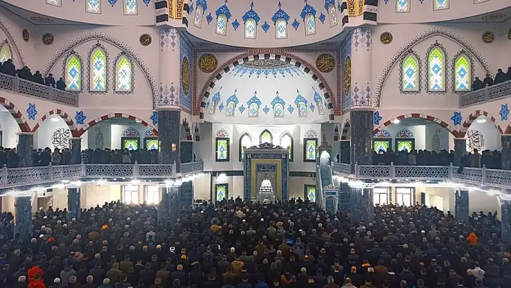 Ağrı Merkez Camii'nde tek kapı sorun oldu