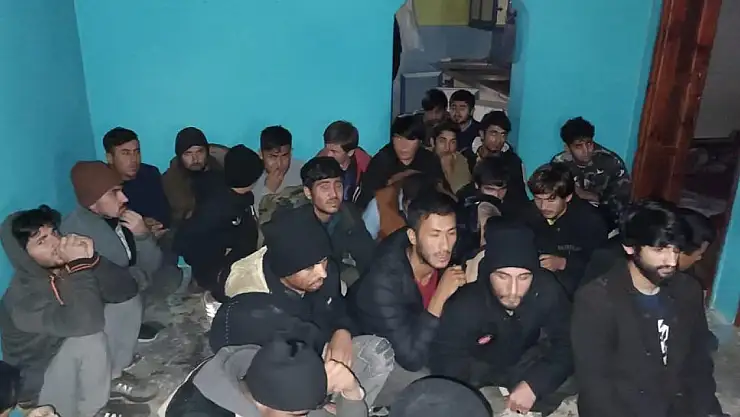 Ağrı'da 48 göçmen bina içerisinde yakalandı