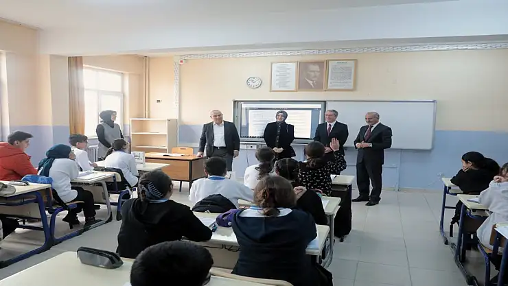 Vali Koç, Ağrı Dağı Anadolu Lisesinde öğrencilerle buluştu