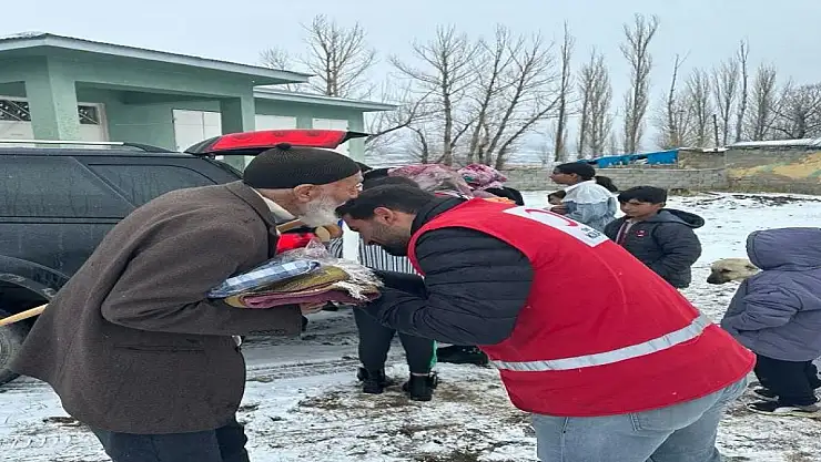 Kızılay gönüllüleri vatandaşların yüzünü güldürüyor
