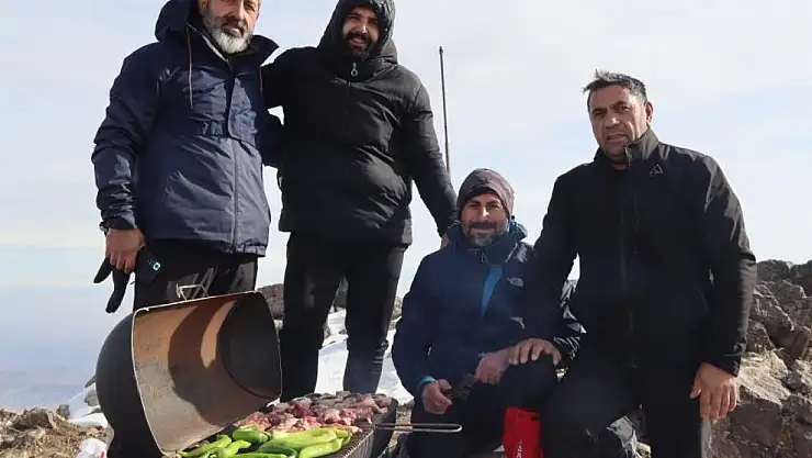 Yeni yıla Ağrı Dağı'nda mangal yakarak girdiler