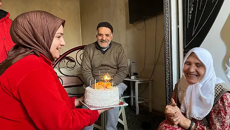 65 yaşındaki kadına doğum günü sürprizi
