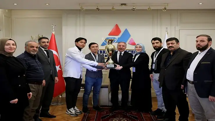 Rektör, Türkiye birincisi olan öğrencileri kabul etti