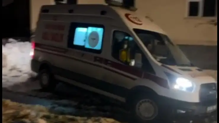 Ağrı'da yolu kapanan köyde mahsur kalan hastayı ekipler kurtardı