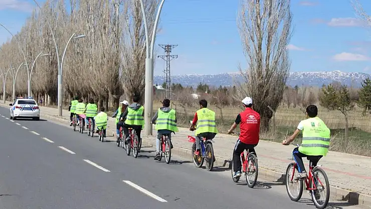 Ağrılı 50 bisikletçi ter döktü