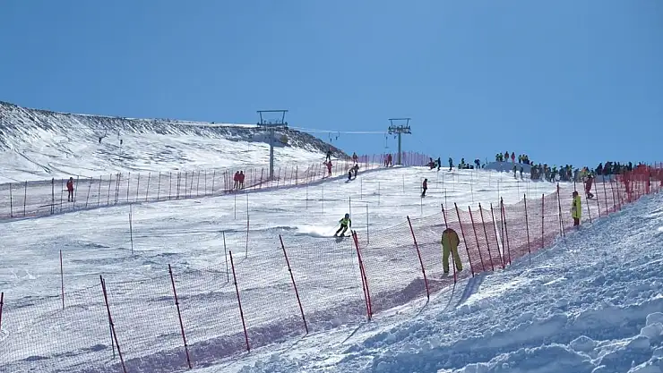 Ağrılı kayakçılar madalyalarla döndü