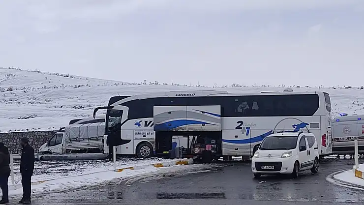 Ağrı'da meydana gelen kazada 11 kişi yaralandı