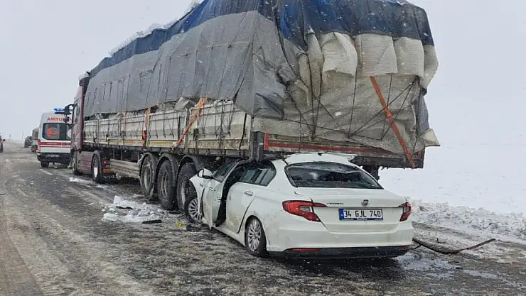 Ağrı'ya gelen mobilya yüklü Tır devrildi 2 Ölü 1 yaralı