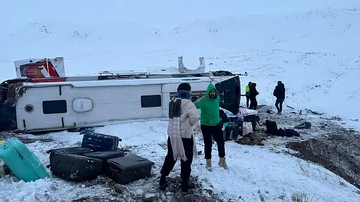 İran otobüsü Ağrı'da devrildi, yaralılar var!