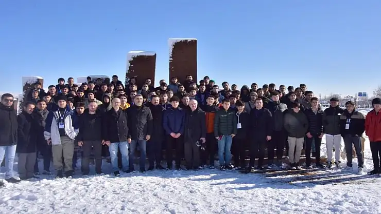 Ağrı'dan Ahlat'a giden öğrenciler hayran kaldılar