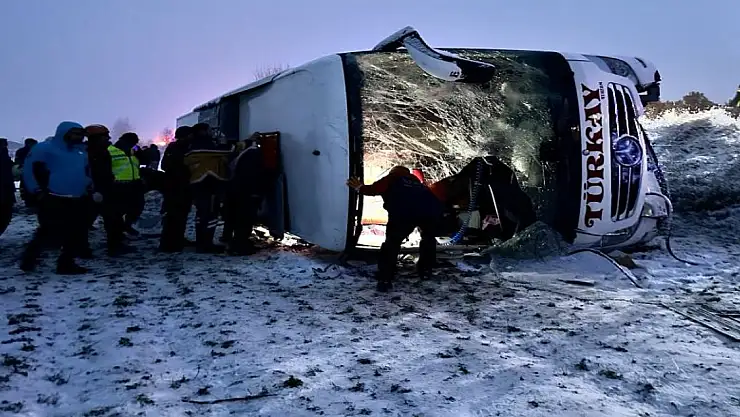 Cenazeye giden otobüs devrildi, çok sayıda yaralı var