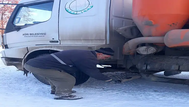 Egzoz dumanıyla ellerini ısıtıp, çalışıyorlar!