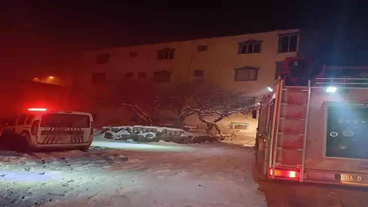 Ağrı'da çatı yangını paniğe neden oldu
