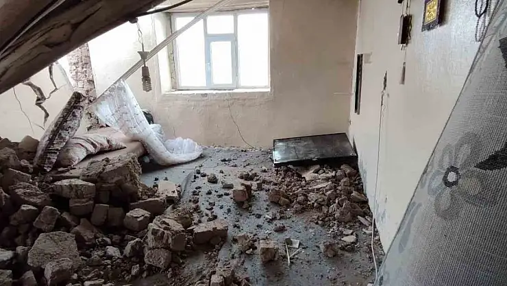 Ağrı'da kokutan olay! Evin damı çöktü