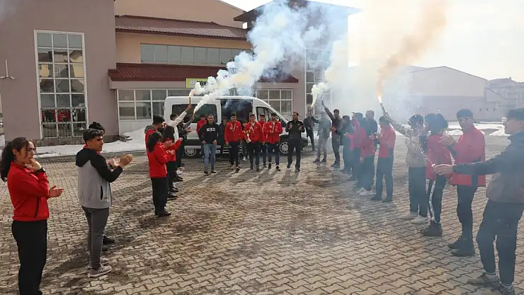 Türkiye Şampiyonu öğrenciler Ağrı'da meşalelerle karşılandı