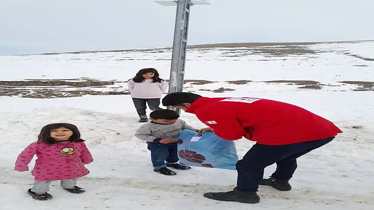 Hamur'da kıyafet yardımı