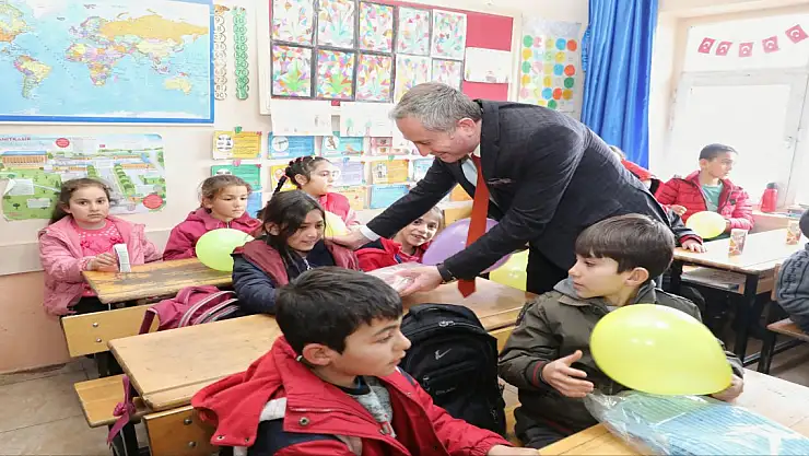 Ağrı'da öğrencilere kışlık yardım