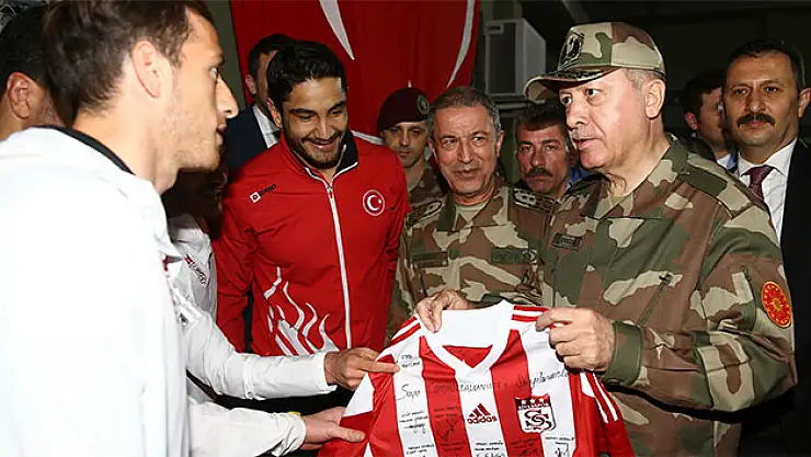 Erdoğan'a forma hediye edildi