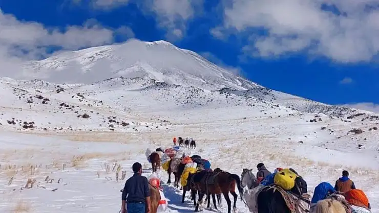 Ağrı Dağı'na zirve yapınca sevinçten secde yaptı!