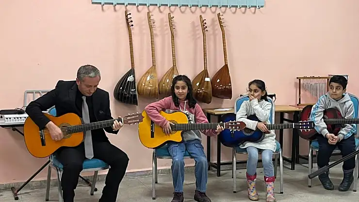 Ağrı'da müzik sevdası minik kalplerde yeşeriyor