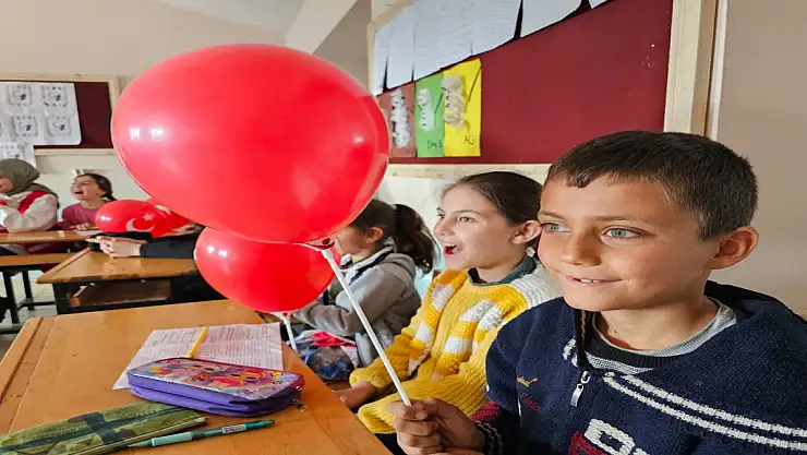 Kızılay'dan Eleşkirt'teki öğrencilere sürpriz ziyaret