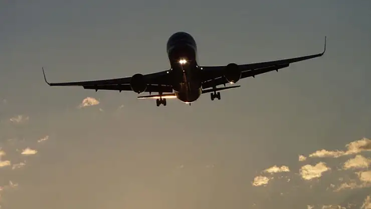 Uçak tuvaletinde bulunan not pilotlara acil iniş yaptırdı?