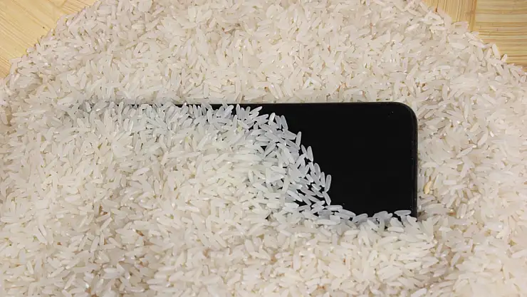 Su geçen telefonunuza sakın bunu yapmayın! İşte ıslak telefonunuz için alternatif yollar