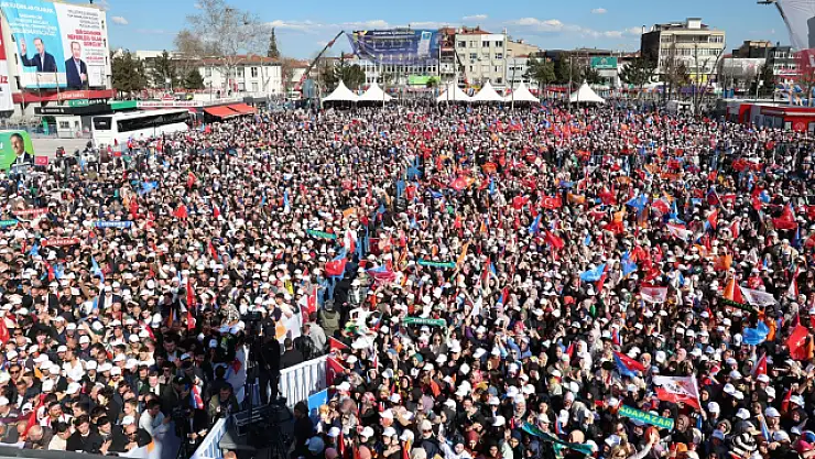 Cumhurbaşkanı Erdoğan'ın Mitinginde O Pankart Apar Topar Kaldırıldı